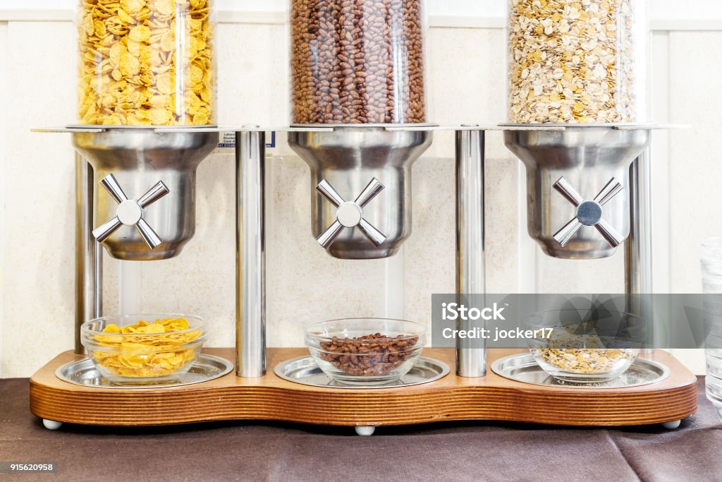 Distributore Di Cereali Colazione Self Service In Hotel - Fotografie stock  e altre immagini di Cereali da colazione - iStock