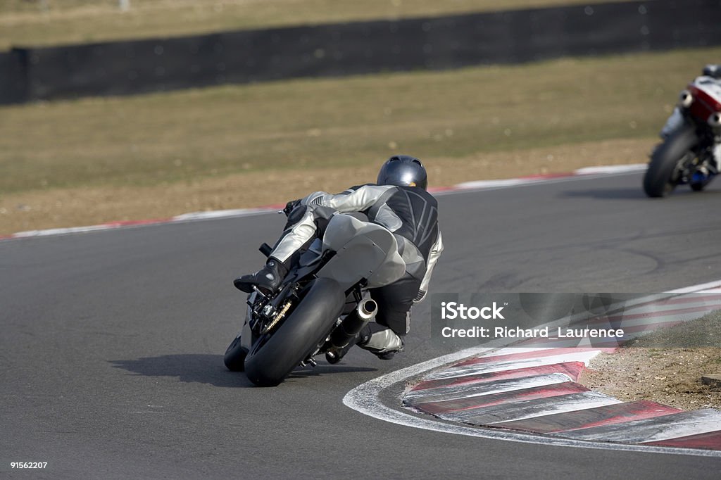 Racing una motocicletta - Foto stock royalty-free di Angolo - Descrizione