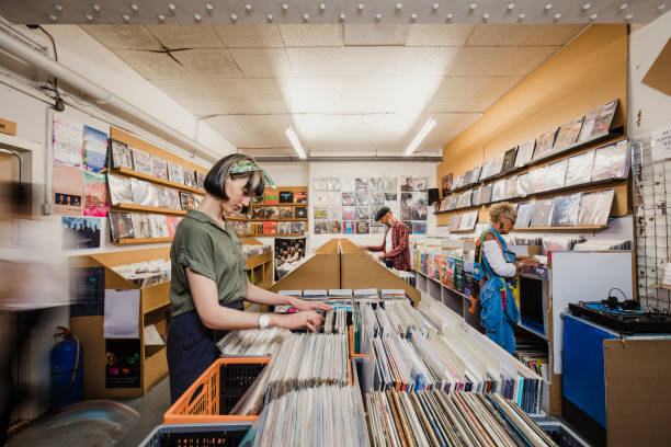 istock Shopping in a Vinyl Record Store 915623892