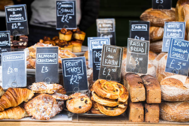 zbliżenie ogromnego wyboru wypieków i chleba na stoisku piekarniczym na targu spożywczym - gourmet pastry bread horizontal zdjęcia i obrazy z banku zdjęć