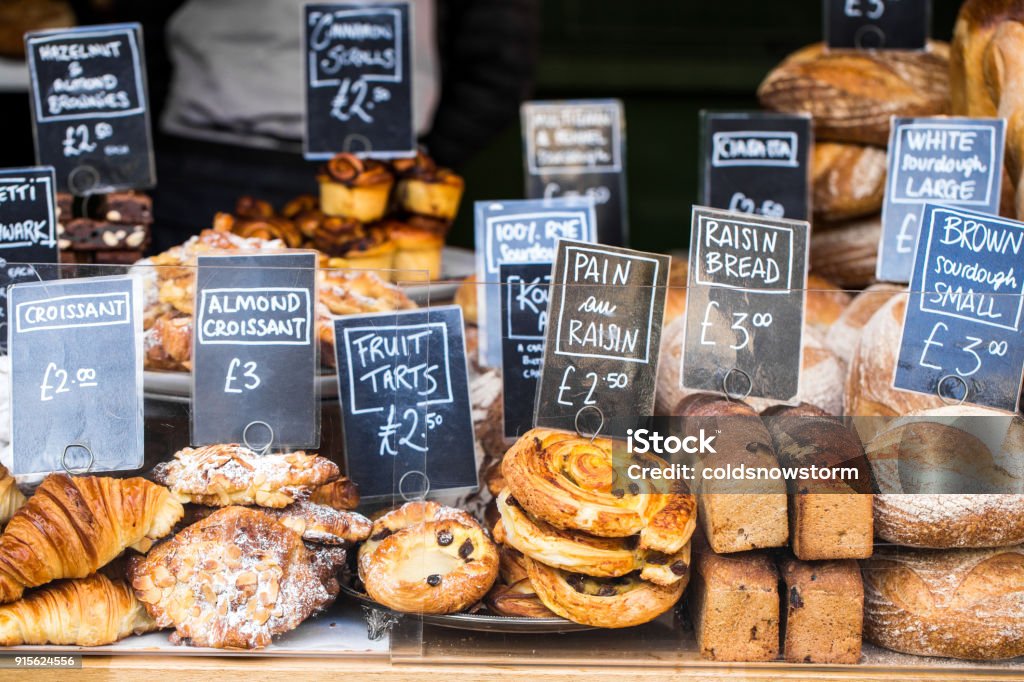 Close-up de uma enorme selecção de pastelaria e pão na padaria tenda no mercado de alimentos - Foto de stock de Padaria royalty-free