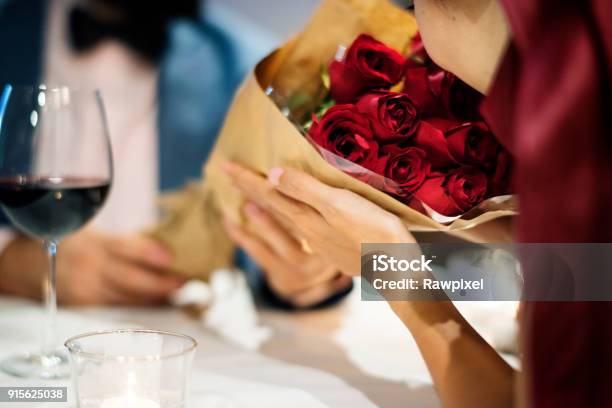 Photo libre de droit de Homme Donnant Un Bouquet Rose Rouge banque d'images et plus d'images libres de droit de Saint Valentin - Saint Valentin, Tous types de couple, Dîner