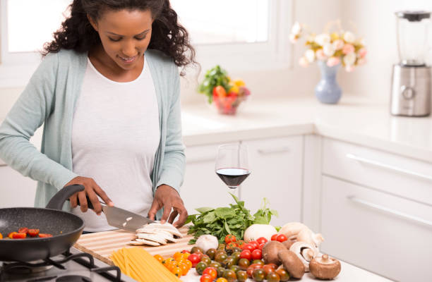 istock Woman cooking spaghetti for lunch. 915625506