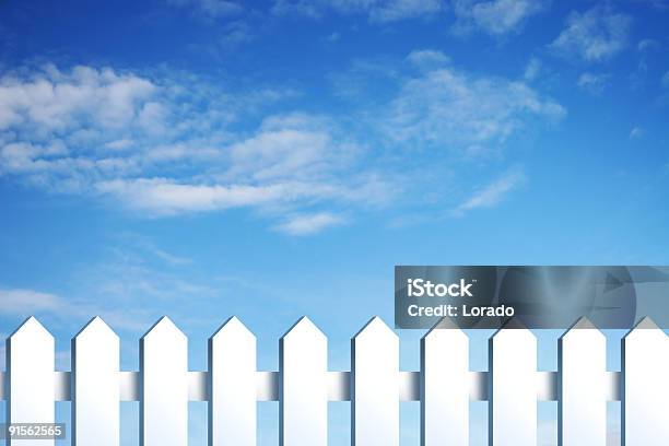 Cielo Blu E Parete - Fotografie stock e altre immagini di Steccato - Steccato, Legno, Bianco