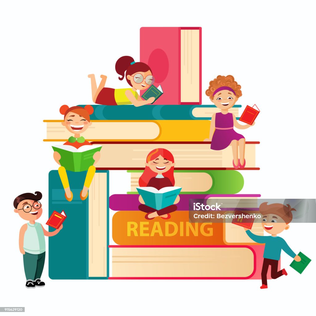 Bambini che leggono sulla grande pila di libri illustrazione piatta vettoriale. Bambini piccoli intorno ai libri elementi infografici su sfondo bianco. Bambini in biblioteca. - arte vettoriale royalty-free di Leggere