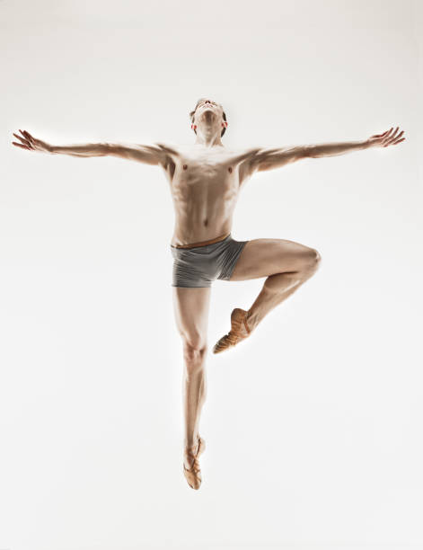 灰色の背景の上を実行する完全な形の運動のバレエ ダンサー - motion muscular build dancing ballet ストックフォトと画像