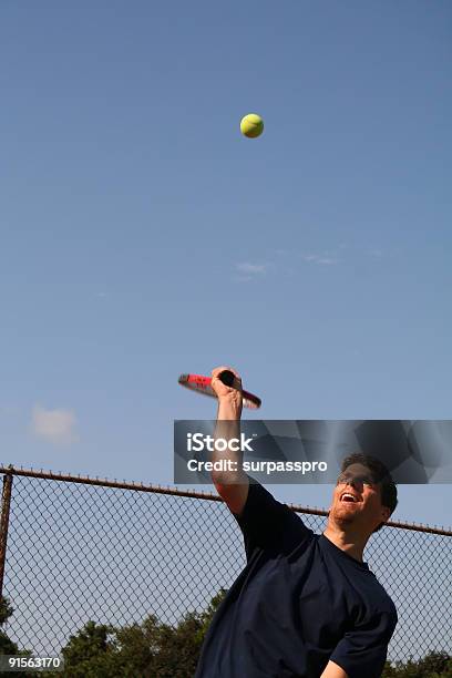 Photo libre de droit de Servir Une Balle De Tennis banque d'images et plus d'images libres de droit de André Agassi - André Agassi, Adulte, Balle de tennis