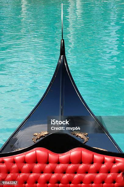 Rosso Seduto In Gondola - Fotografie stock e altre immagini di Acqua - Acqua, Ambientazione esterna, Composizione verticale