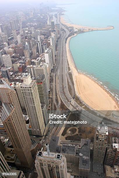 El Centro De La Ciudad De Chicago Y El Lago Foto de stock y más banco de imágenes de Aire libre - Aire libre, Arquitectura, Atestado