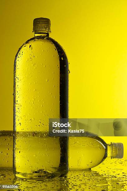 Butelki Wody W - zdjęcia stockowe i więcej obrazów Bez ludzi - Bez ludzi, Bezchmurne niebo, Butelka