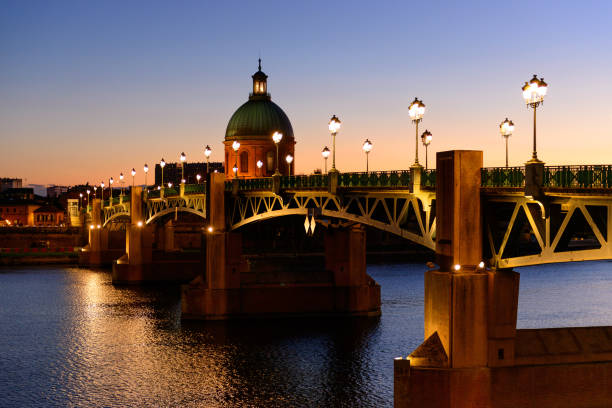 istock Pont Saint Pierre at dusk, Toulouse 915633464