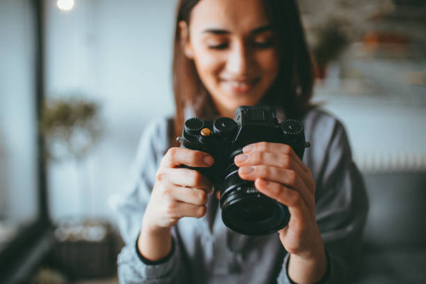 istock Young photographer checking photos on a camera 915633910