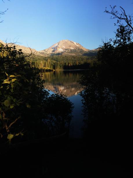 p.e. mount lassen volcanic - mountain alpenglow glowing lake foto e immagini stock