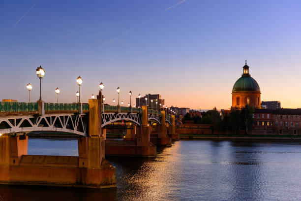 istock Pont Saint Pierre at dusk, Toulouse 915636356
