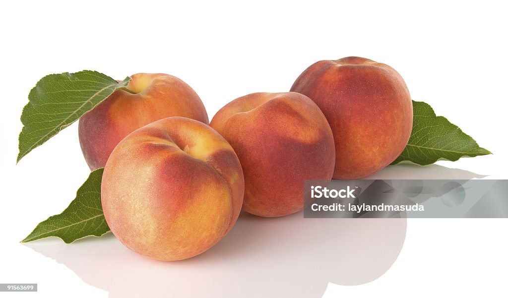 Vier frische Pfirsiche mit Blätter - Lizenzfrei Farbbild Stock-Foto