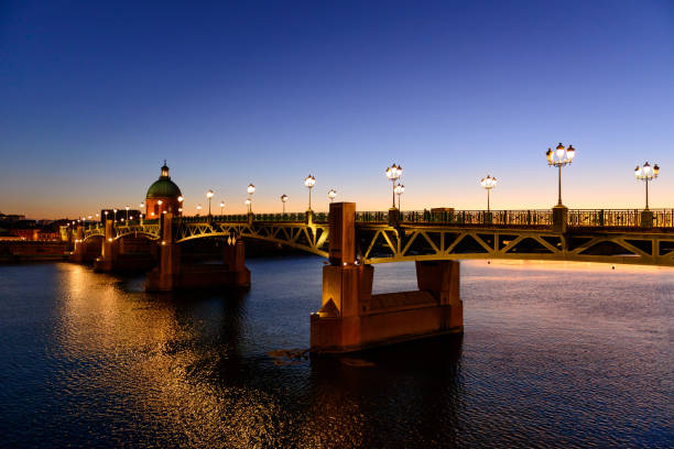 istock Pont Saint Pierre at dusk, Toulouse 915637402