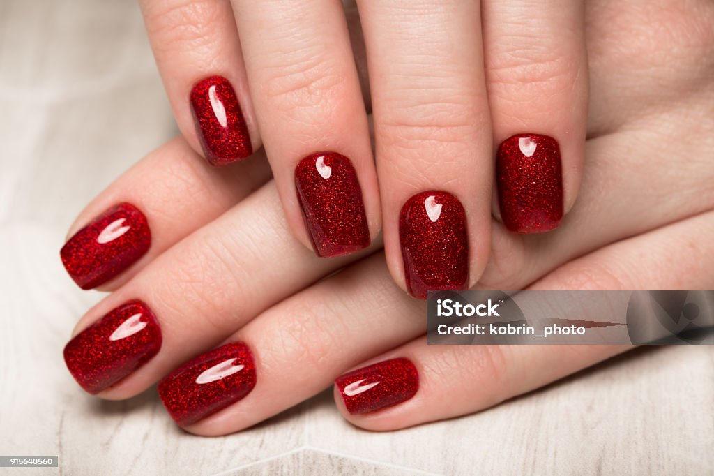 女性の手に明るいお祝いの赤のマニキュア。爪をデザインします。 - 手の爪のロイヤリティフリーストックフォト