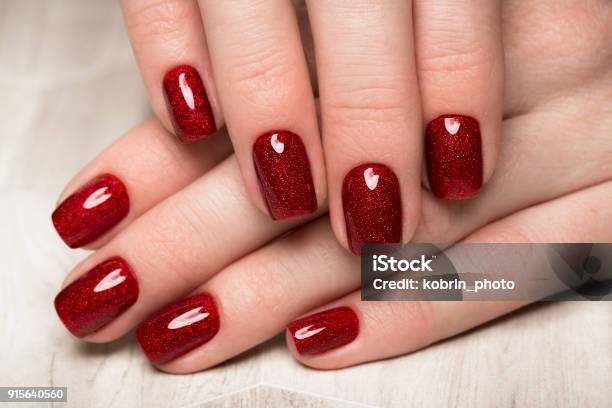 女性の手に明るいお祝いの赤のマニキュア爪をデザインします - 手の爪のストックフォトや画像を多数ご用意 - 手の爪, ネイルケア, 赤