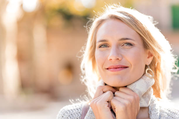 beautiful woman portrait on the street - valldemossa imagens e fotografias de stock