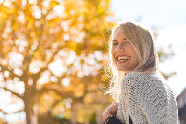 beautiful woman portrait on the street - women smiling blond hair human face imagens e fotografias de stock