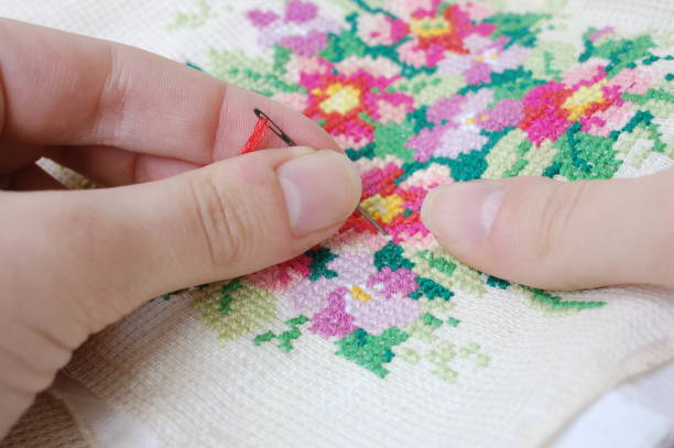 broderie au point de croix - embroidery cross stitch needle sewing photos et images de collection