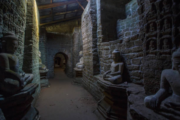 estatuas de buda en el templo de kothaung paya en mrauk u - paya fotografías e imágenes de stock