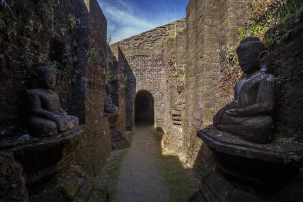 buddha statues in kothaung paya temple in mrauk-u - paya imagens e fotografias de stock