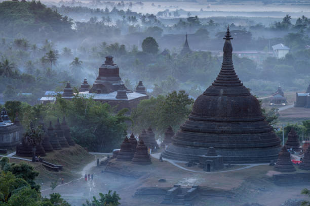 ratanabon paya in mrauk-u, myanmar. - paya imagens e fotografias de stock