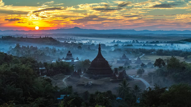 ratanabon paya in mrauk-u, myanmar. - paya imagens e fotografias de stock