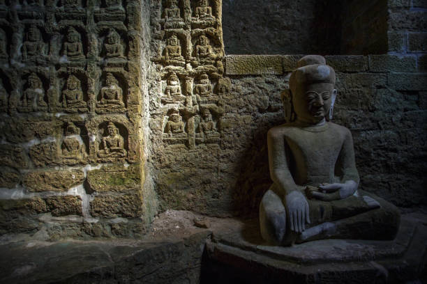 buddha statues in kothaung paya temple in mrauk-u - paya imagens e fotografias de stock