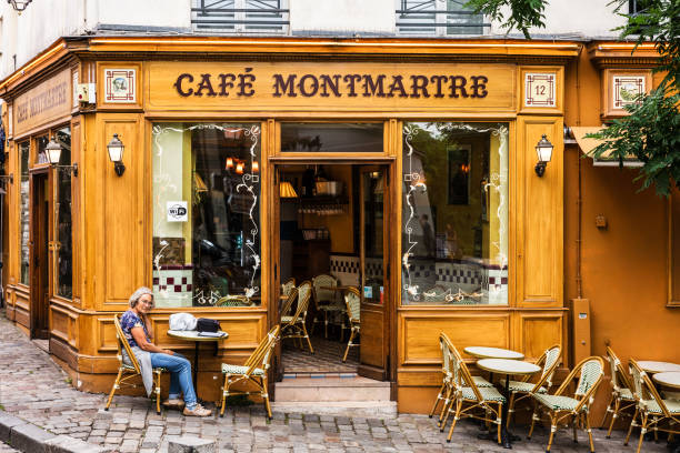 kobieta siedząca przy stole w cafe montmartre na wzgórzu montmartre. paryż, francja - france restaurant cafe french culture zdjęcia i obrazy z banku zdjęć