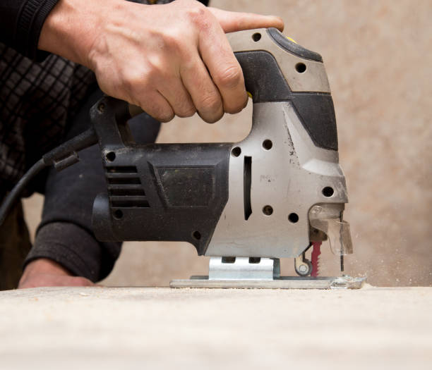 istock Master cuts wood with a jig saw 915656974