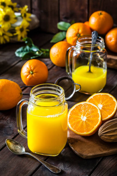 preparing orange juice at home - freshly squeezed orange juice imagens e fotografias de stock