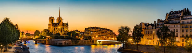 notre dame de paris, francia, vista panoramica sul fiume seing al tramonto - paris france panoramic seine river bridge foto e immagini stock