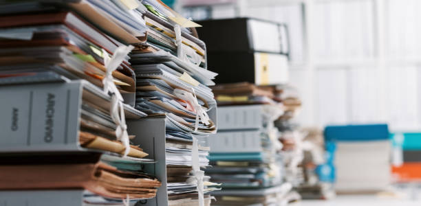 piles de paperasse au bureau - bureaucracy photos et images de collection