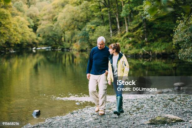 Senior Paar Zu Fuß Rund Um Den Lake District Stockfoto und mehr Bilder von Gehen - Gehen, Alter Erwachsener, Seniorenpaar
