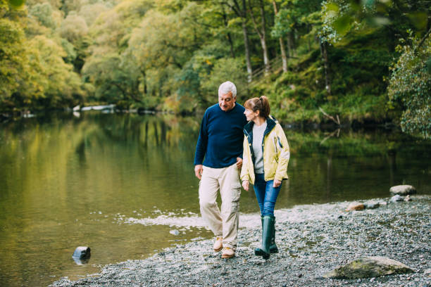 coppia senior che cammina intorno al lake district - hiking senior adult exercising outdoors foto e immagini stock