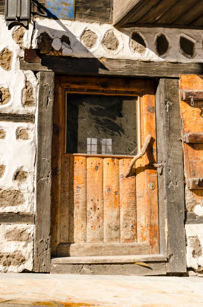 vecchia porta che segna l'ingresso di un vecchio edificio con decorazione di pareti in pietra, bansko, bulgaria - spall foto e immagini stock