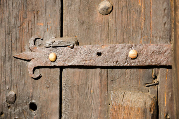 昔ながらの金属ヒンジ付き木製ドア - hinge cut ストックフォトと画像