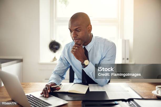 Joven Empresario Trabajando En Un Ordenador Portátil En Una Oficina Foto de stock y más banco de imágenes de Abogado