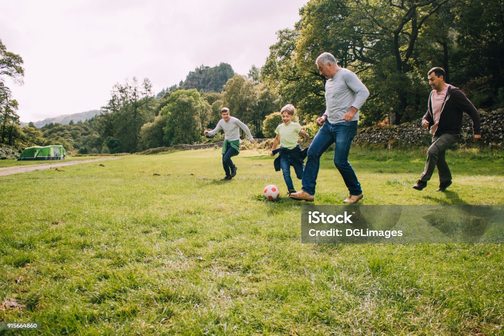 Jouer au Football avec Papi - Photo de Famille libre de droits