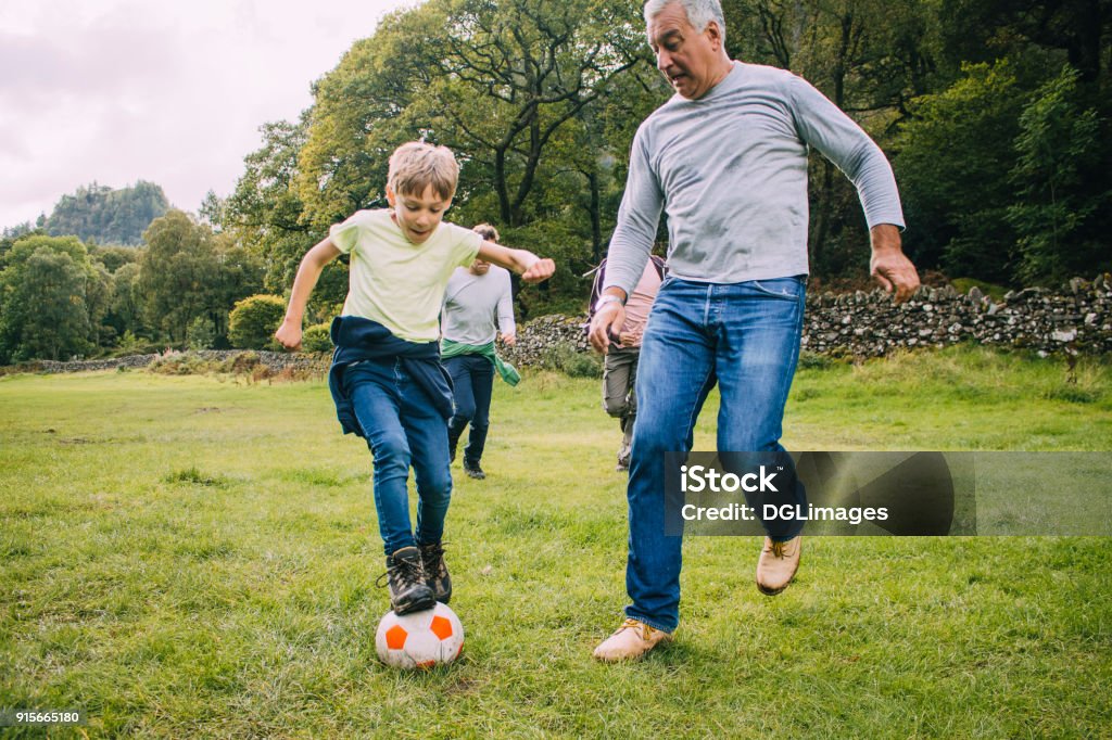 Jugando al fútbol con abuelo - Foto de stock de Fútbol libre de derechos