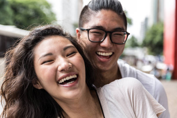 porträtt av asiatiska par leende - happy slowmotion bildbanksfoton och bilder