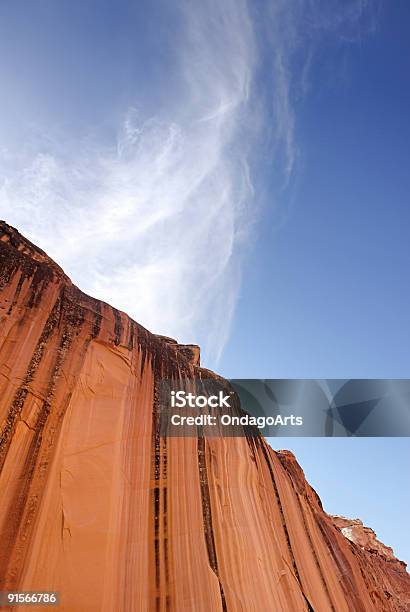 Pared Roja Canyon Foto de stock y más banco de imágenes de Abstracto - Abstracto, Acantilado, Aire libre