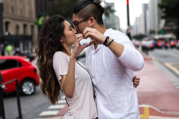 joven pareja asiática haciendo una forma del corazón con sus manos - valentines day teenager passion romance fotografías e imágenes de stock