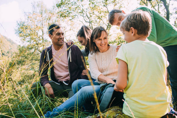 istock Family Stopping for Lunch while Hiking 915668912