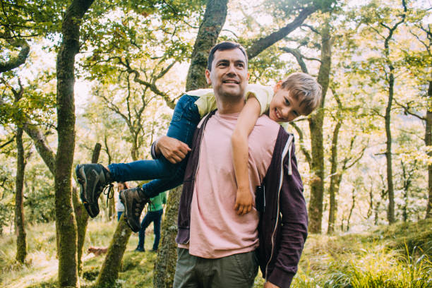 mi dolor de piernas, no puedo caminar más. - people caucasian sport family fotografías e imágenes de stock