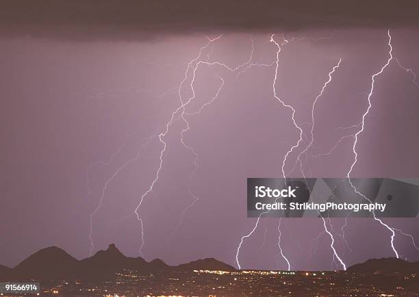 Lightning Montañas Y De Las Luces De La Ciudad Foto de stock y más banco de imágenes de Azul - Azul, Brillante, Cadena de montañas