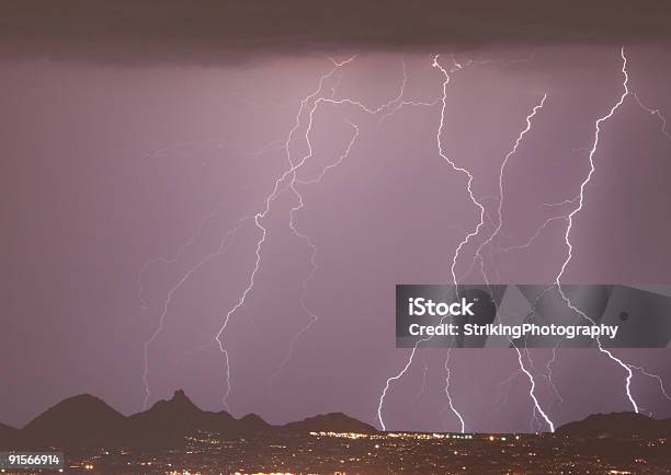 Lightning 산과 도심의 불빛 거울에 대한 스톡 사진 및 기타 이미지 - 거울, 구름, 날씨