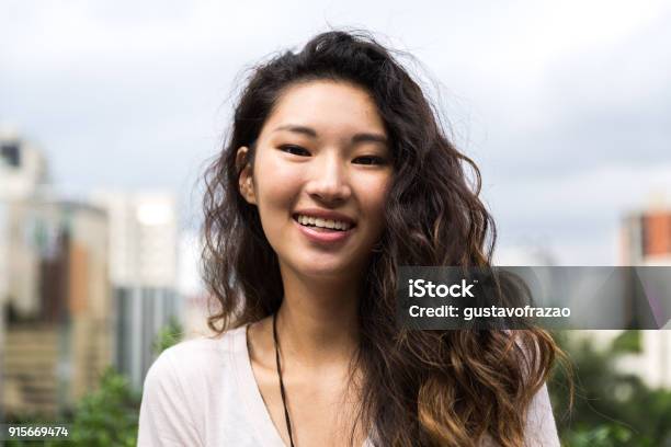 Retrato De Una Hermosa Muchacha Asiática Foto de stock y más banco de imágenes de Adolescente - Adolescente, Etnias asiáticas e indias, Mujeres